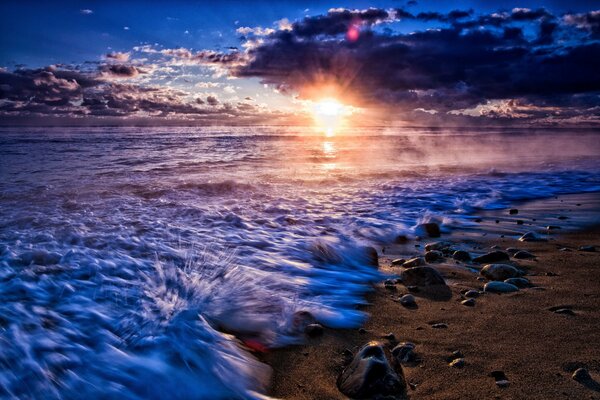 Spiaggia di sabbia in un tramonto nebbioso