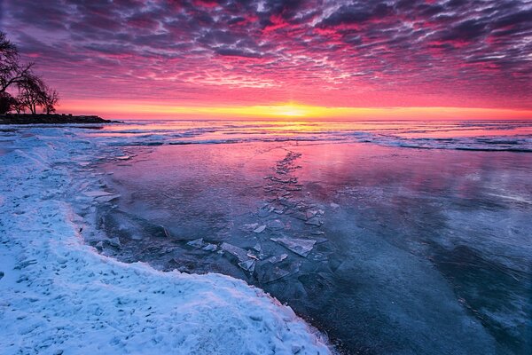 Purpurroter Sonnenuntergang am Wintersee