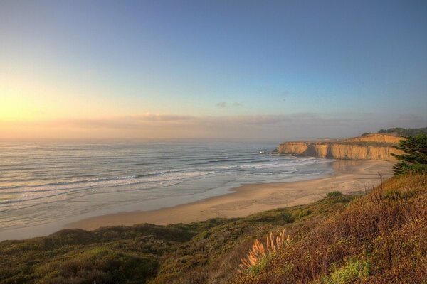 Hermosa naturaleza junto al mar