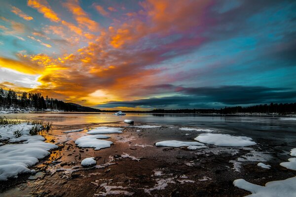 Amanecer sobre el lago en invierno