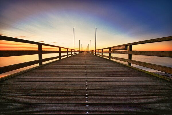 Full-screen wallpaper with the image of the bridge