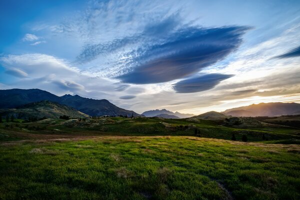 Las nubes flotan a lo largo del valle verde