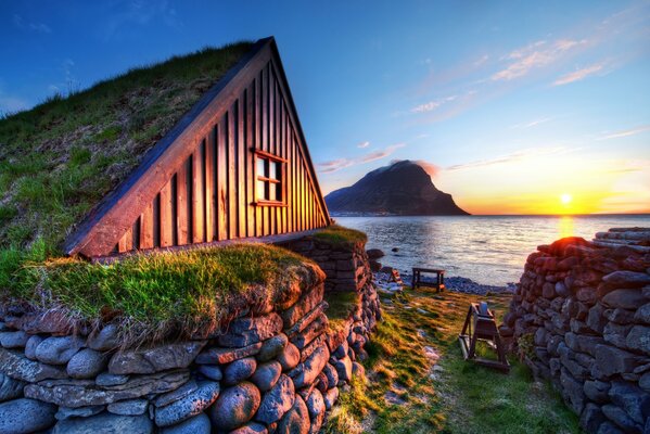 Casa junto al mar. Puesta de sol en la orilla