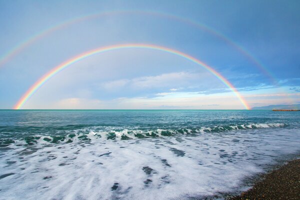 Doppio arcobaleno su sfondo di pietra marinara