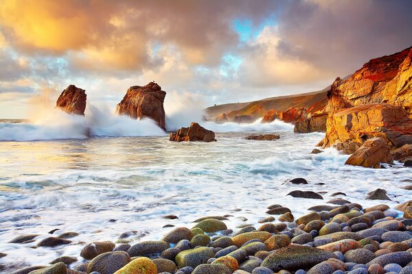 Au bord des vagues au coucher du soleil