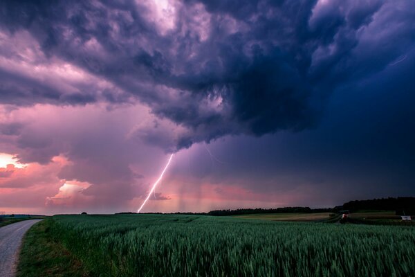 Tormenta en el cielo sobre el campo verde