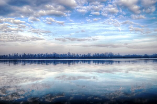 Mattina gelida su un lago ghiacciato