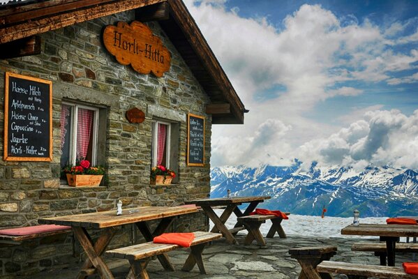 Foto de una cabaña en las montañas cubiertas de nieve. Hotel en la naturaleza