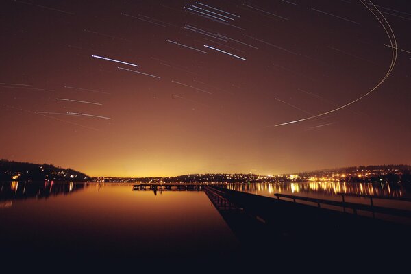 Paisaje. Noche en el estanque. Muelle