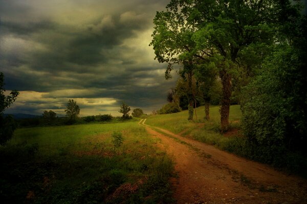 Paesaggio con strada e grandi nuvole