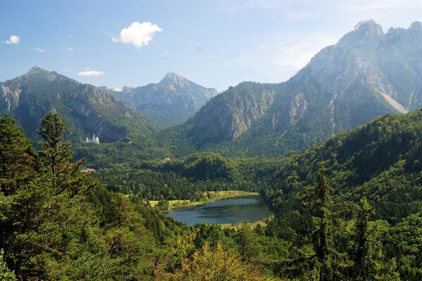 Lago nelle montagne alpine