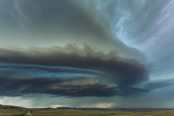 Gran nube de tormenta sobre el campo