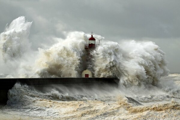 Forte vague de tempête noyé phare