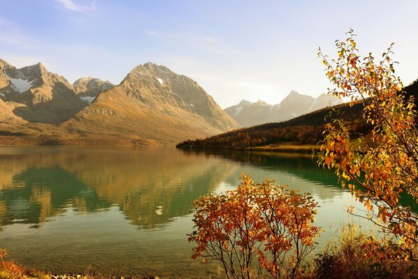 Bucht im Herbst in den Bergen