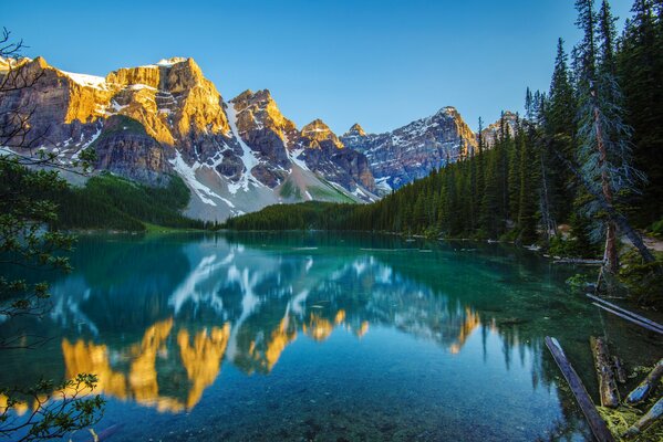 Reflection of mountains in the lake