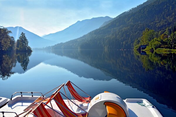 Montagne nella foresta di mattina lago