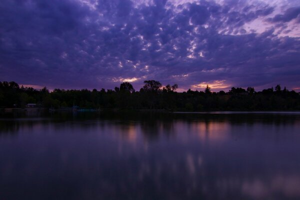 Die violette Dämmerung spiegelt sich im See wider