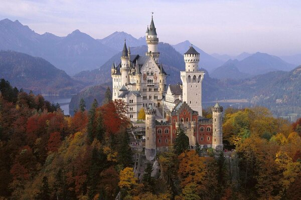 Schloss in Deutschland vor dem Hintergrund der Herbstbäume