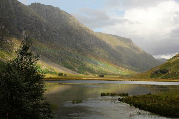 Nature apaisante dans les basses montagnes près de la rivière britannique