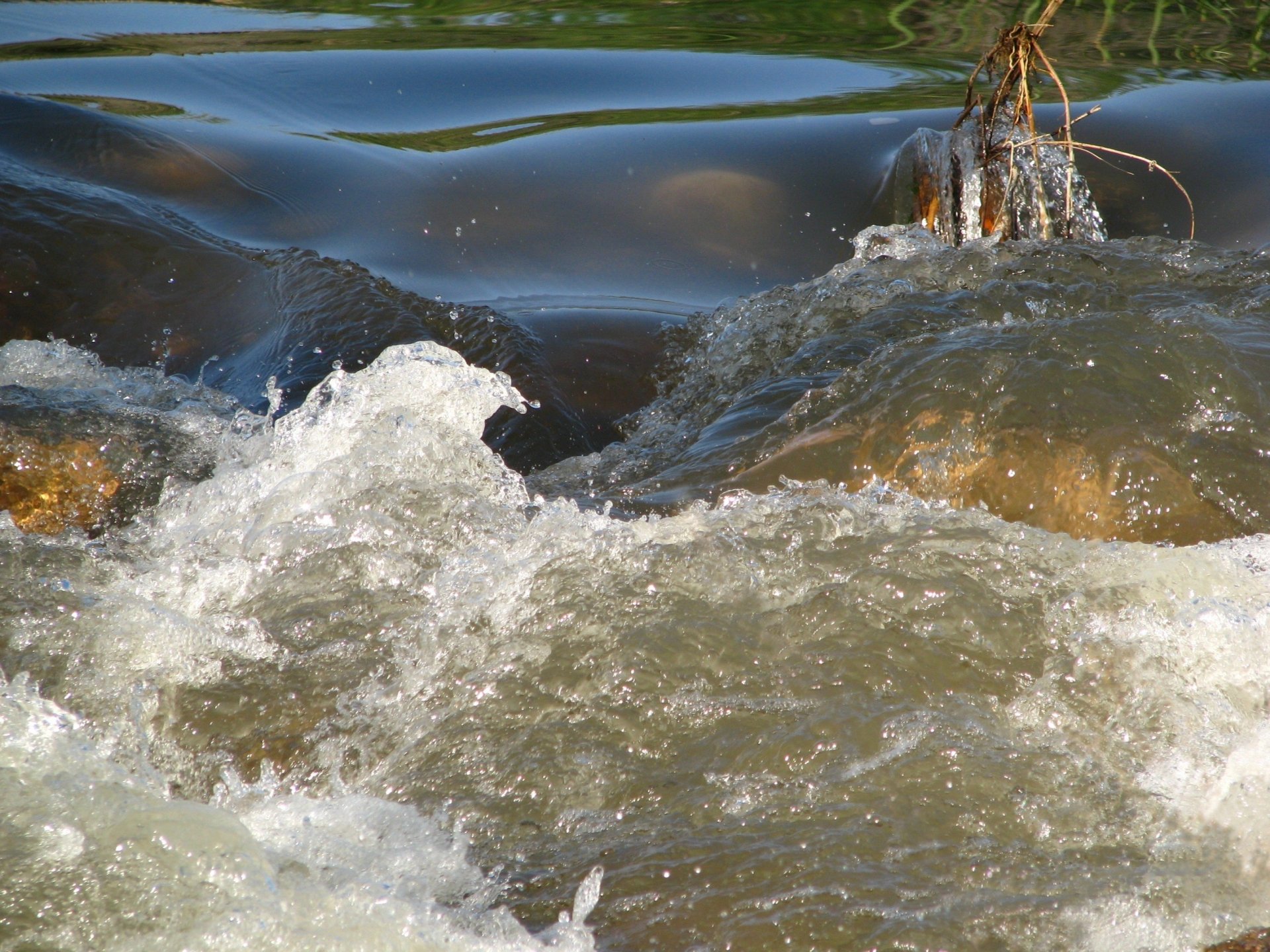 el río agua corriente burbujea prepucio espray