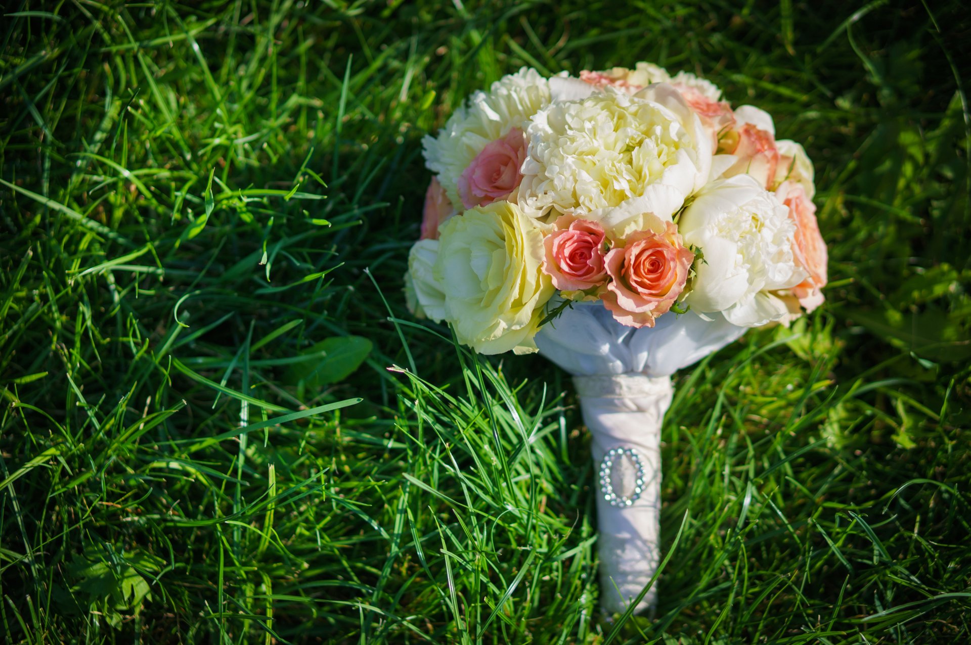 erba fiori bouquet rose peonie