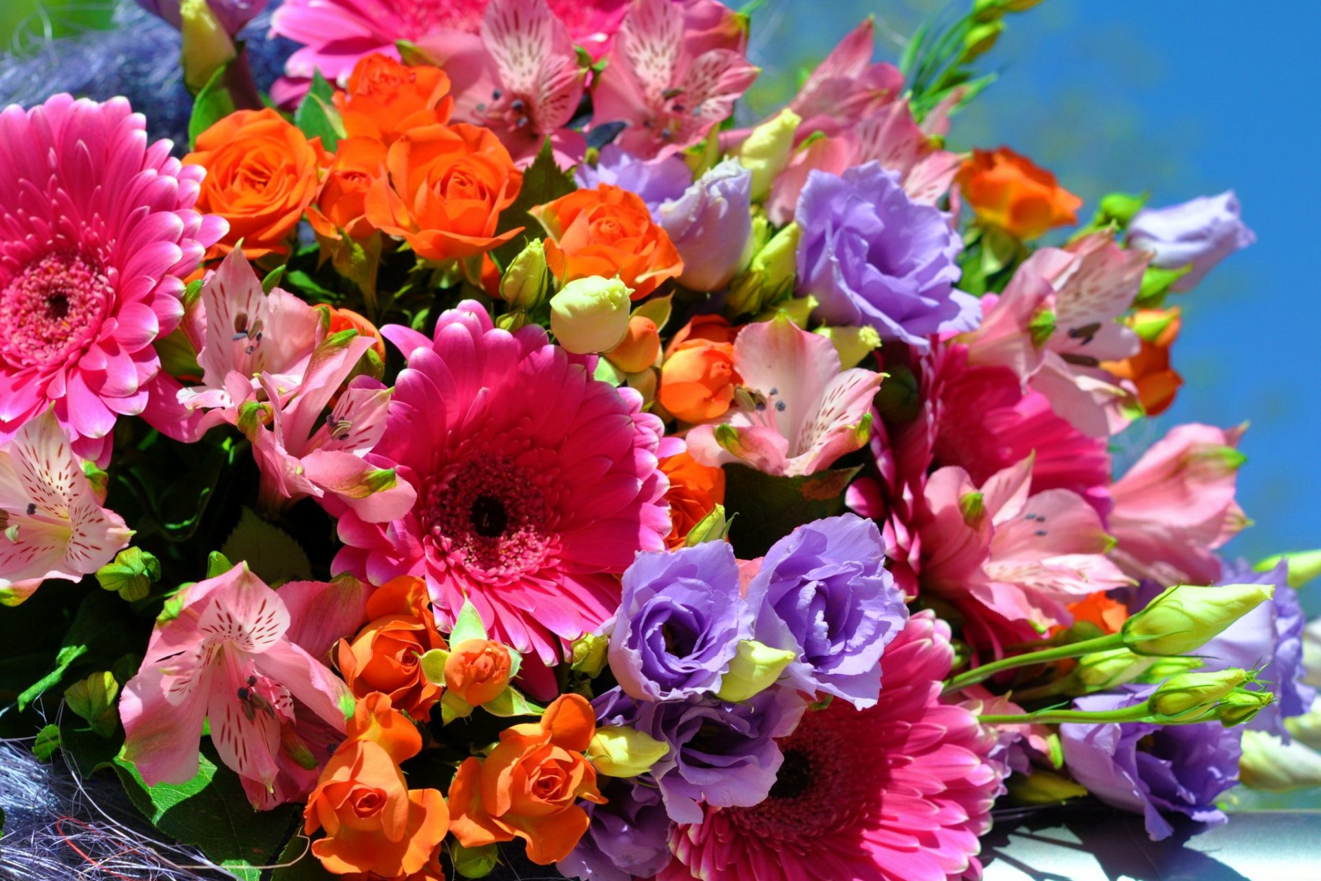 blumenstrauß gerbera alströmeria rosen eustoma blumen foto