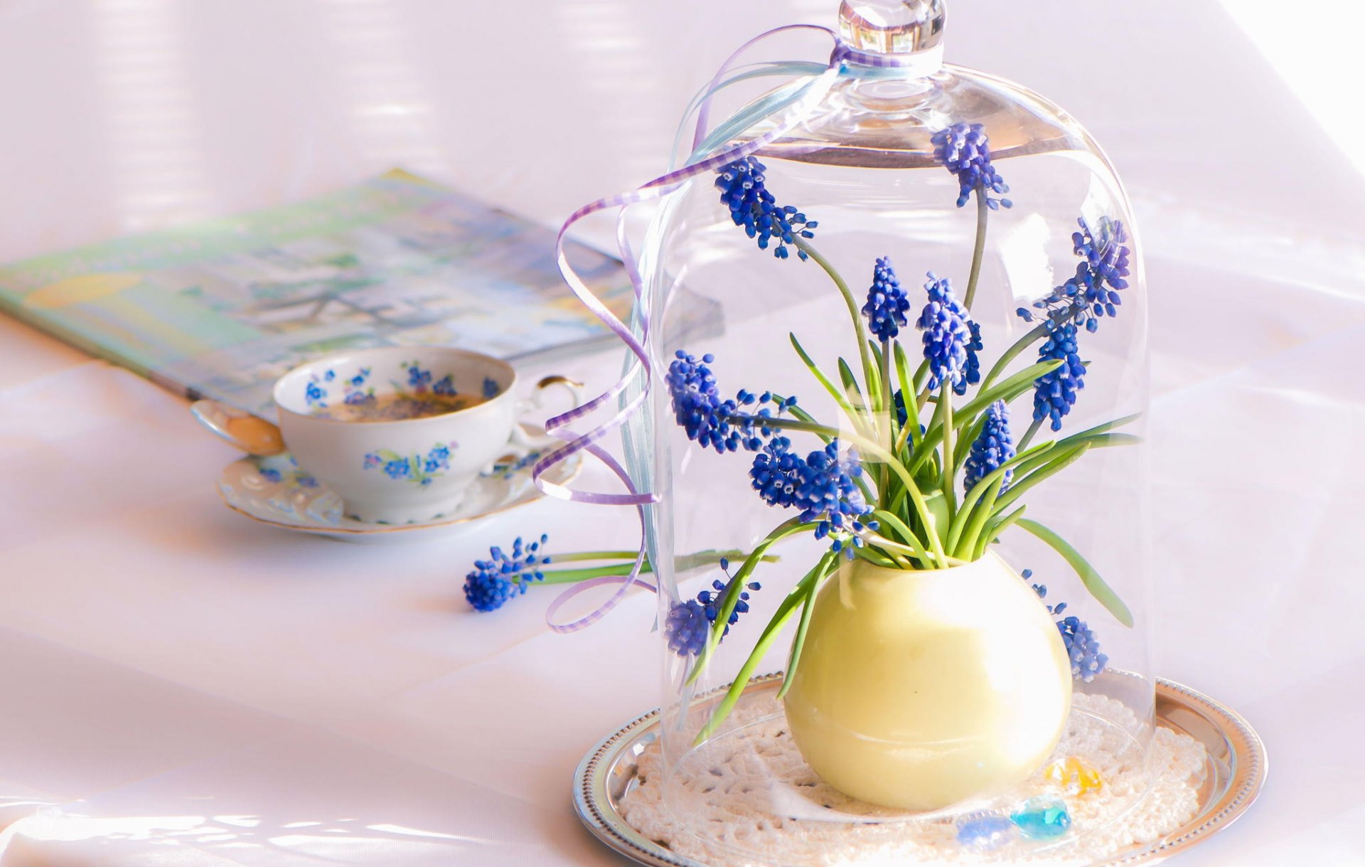 tavolo server fiori blu tazza