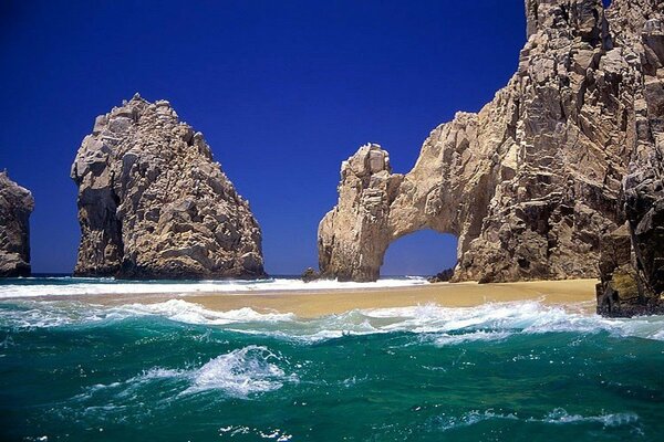 Fabulosamente hermosas rocas en las olas azules