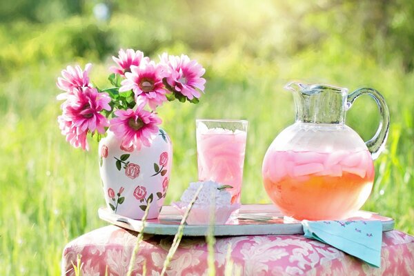 Un vaso de bebida fría en un día caluroso-gracia