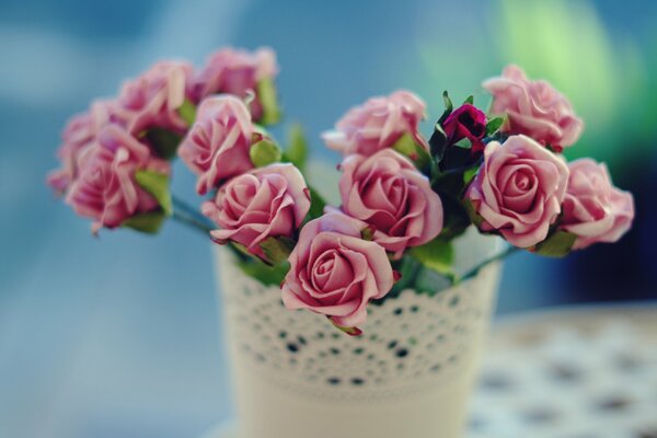 Vase à fleurs roses délicates