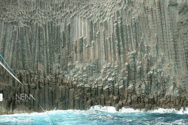 Les vagues de la mer battent sur les rochers connus