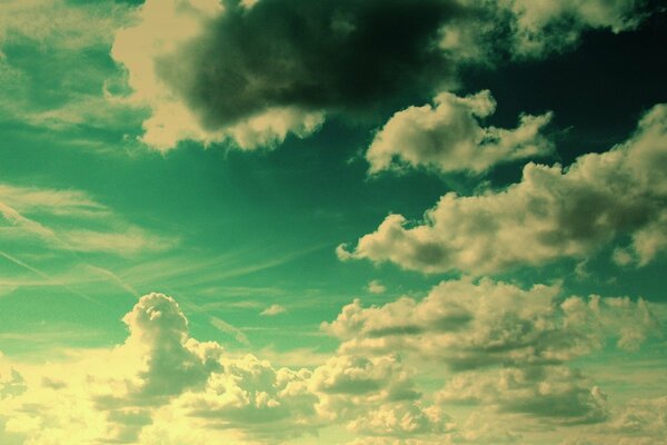 Cielo azul y nubes blancas