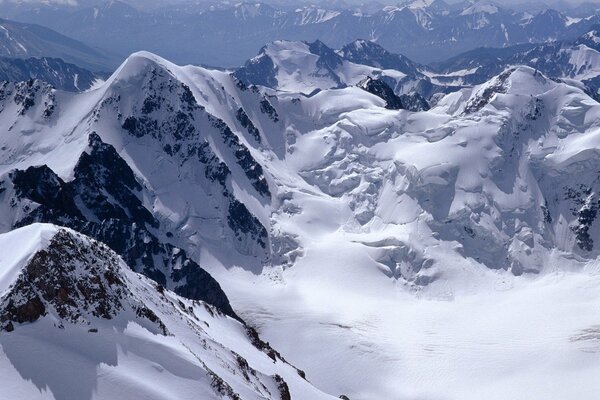 Montagnes enneigées. Roches pointues et dangereuses