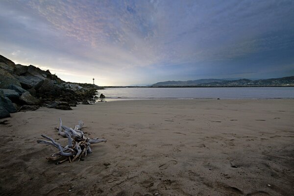 Ein leerer Strand. Meer und Sand