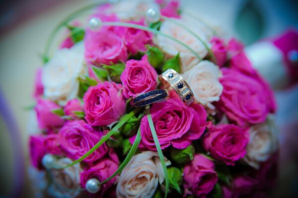 Anillos de boda en las rosas