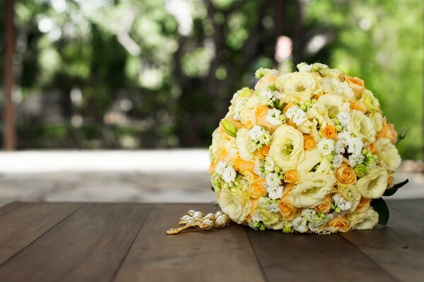 Bellissimo bouquet da sposa di rose