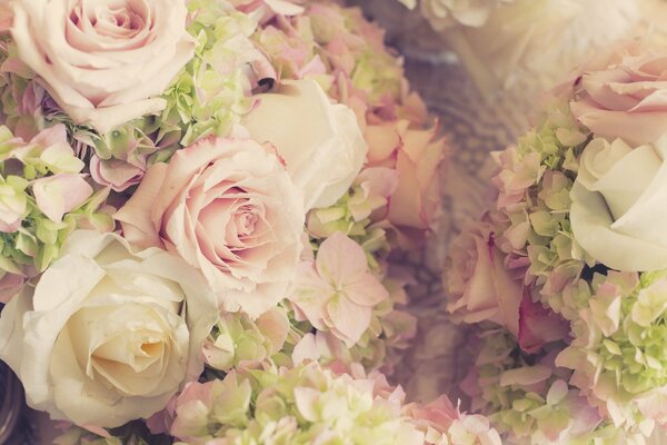 Blumenstrauß verschiedener Rosen für die Hochzeit