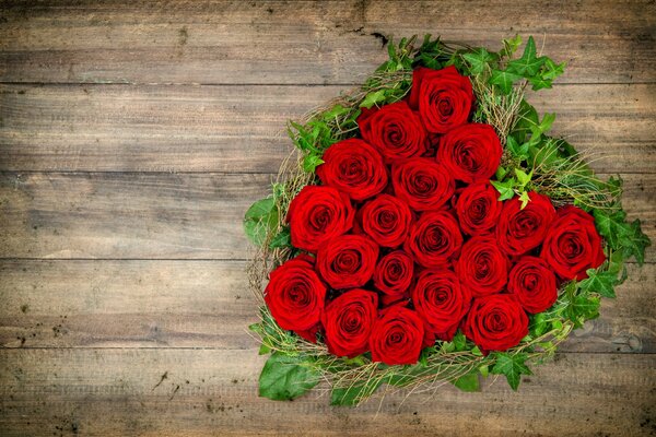 Bouquet en forme de coeur de roses rouges