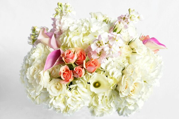 Zartes weißes Bouquet mit einem Akzent auf Rosen