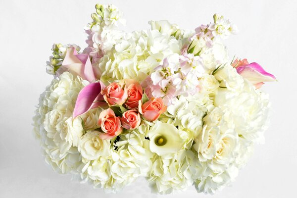 Delicato bouquet bianco accentato con rose