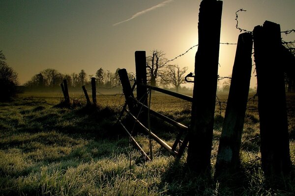 Alter zerstörter Zaun im Feld