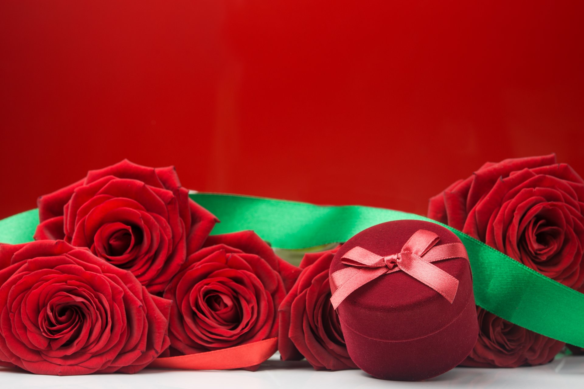 red roses flowers romantic bouquet box