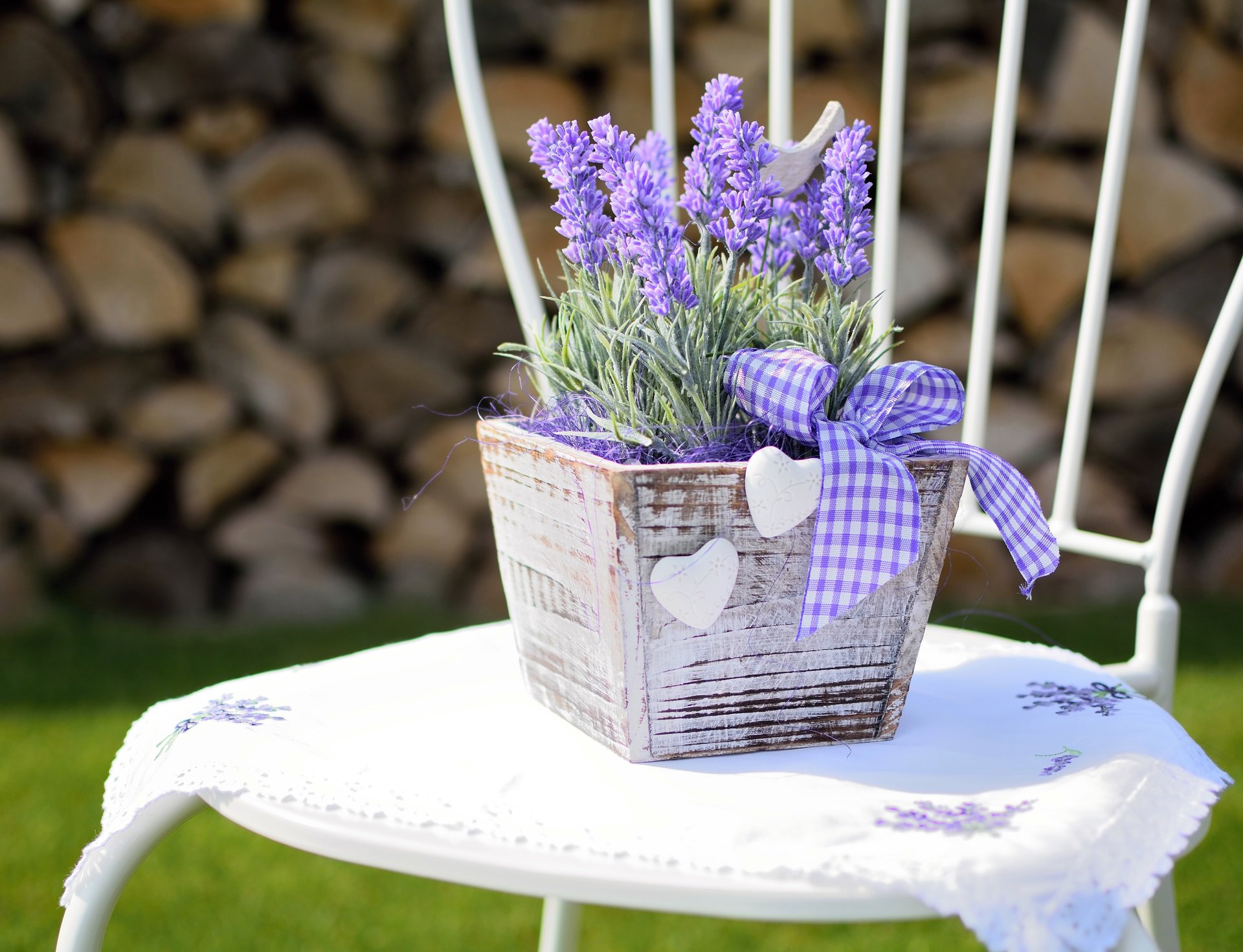 stuhl blumen lavendel herzen band bogen