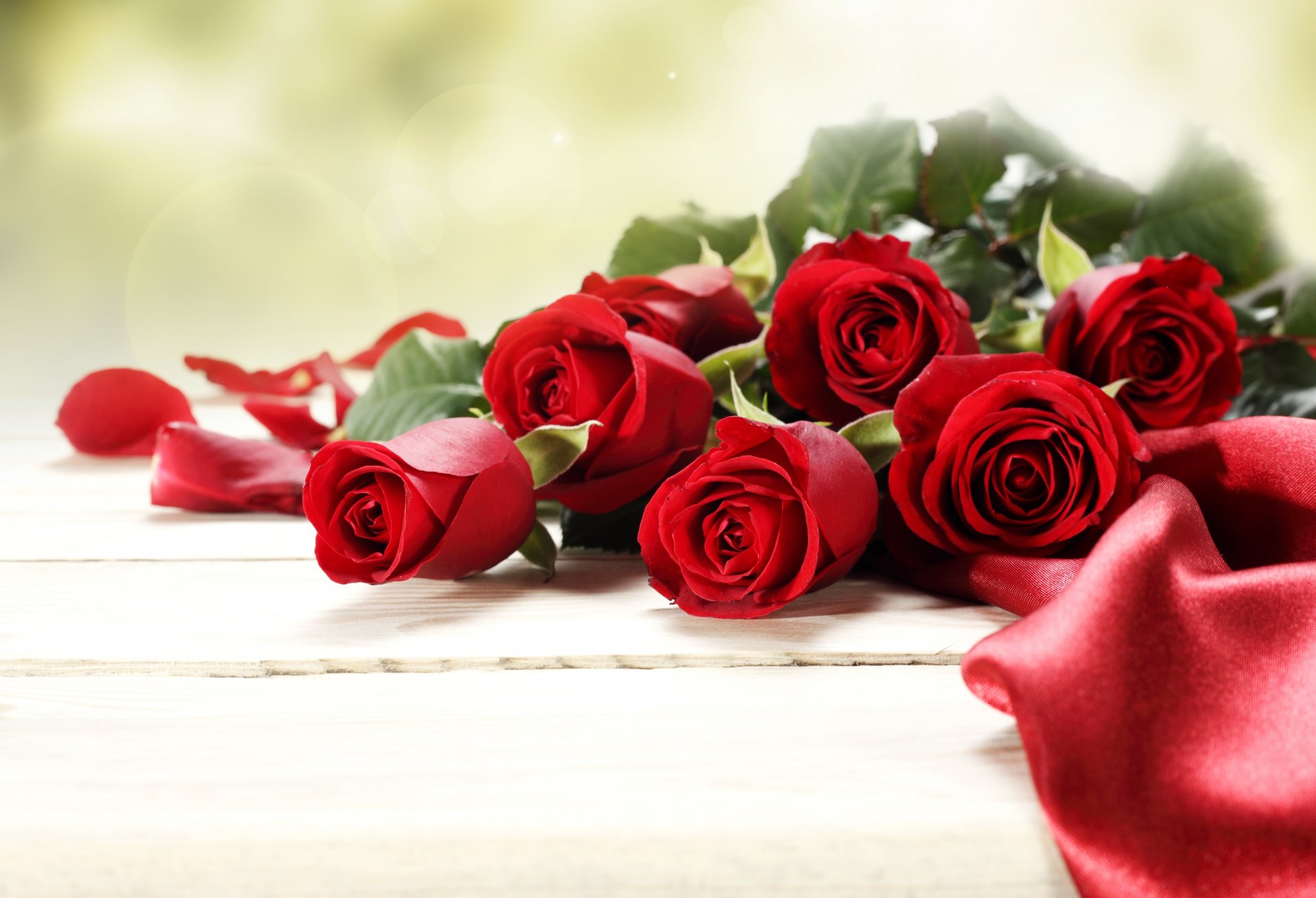fond satin fleurs roses bourgeons feuillage bouquet