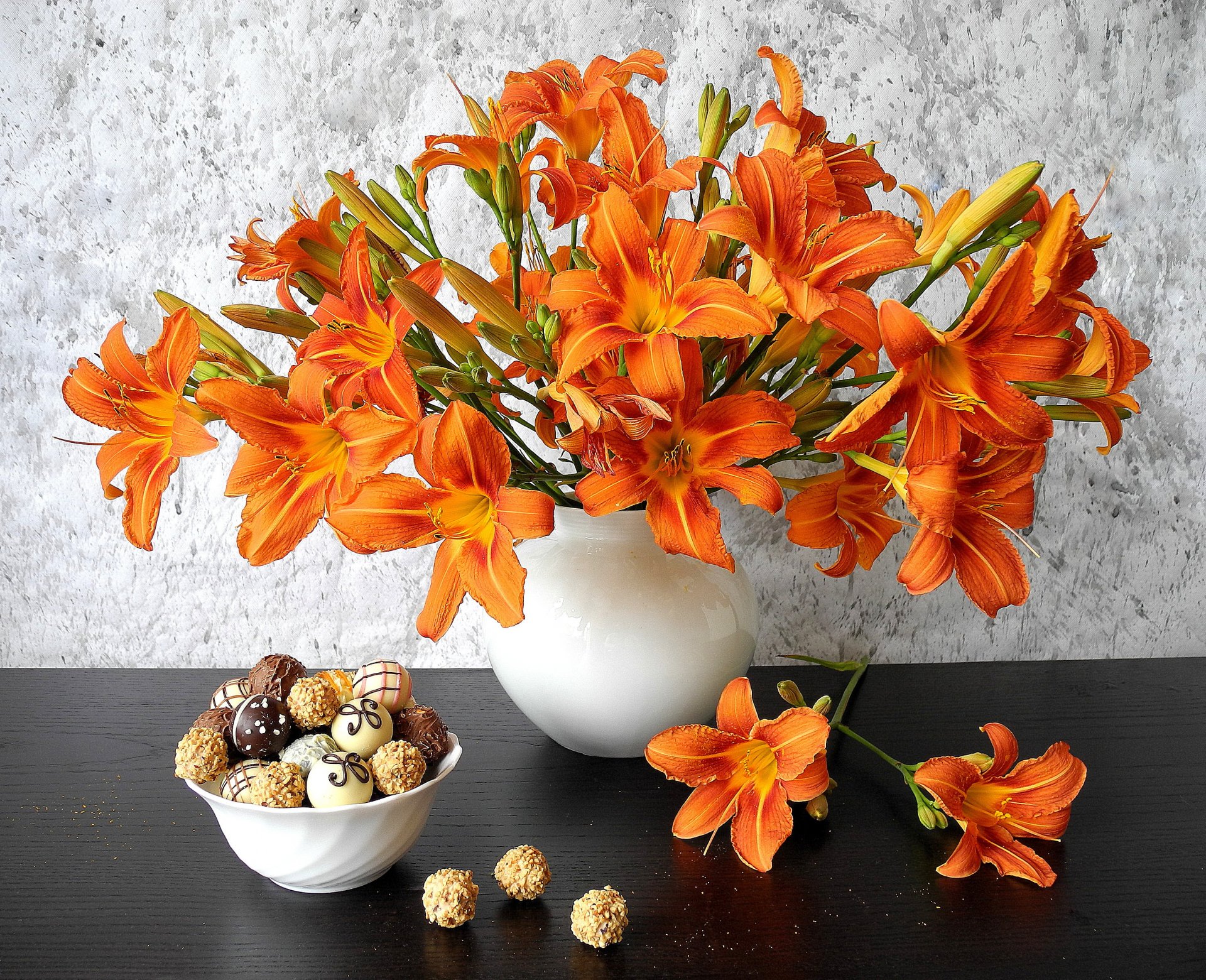 natura morta vaso bouquet gigli petali biscotti