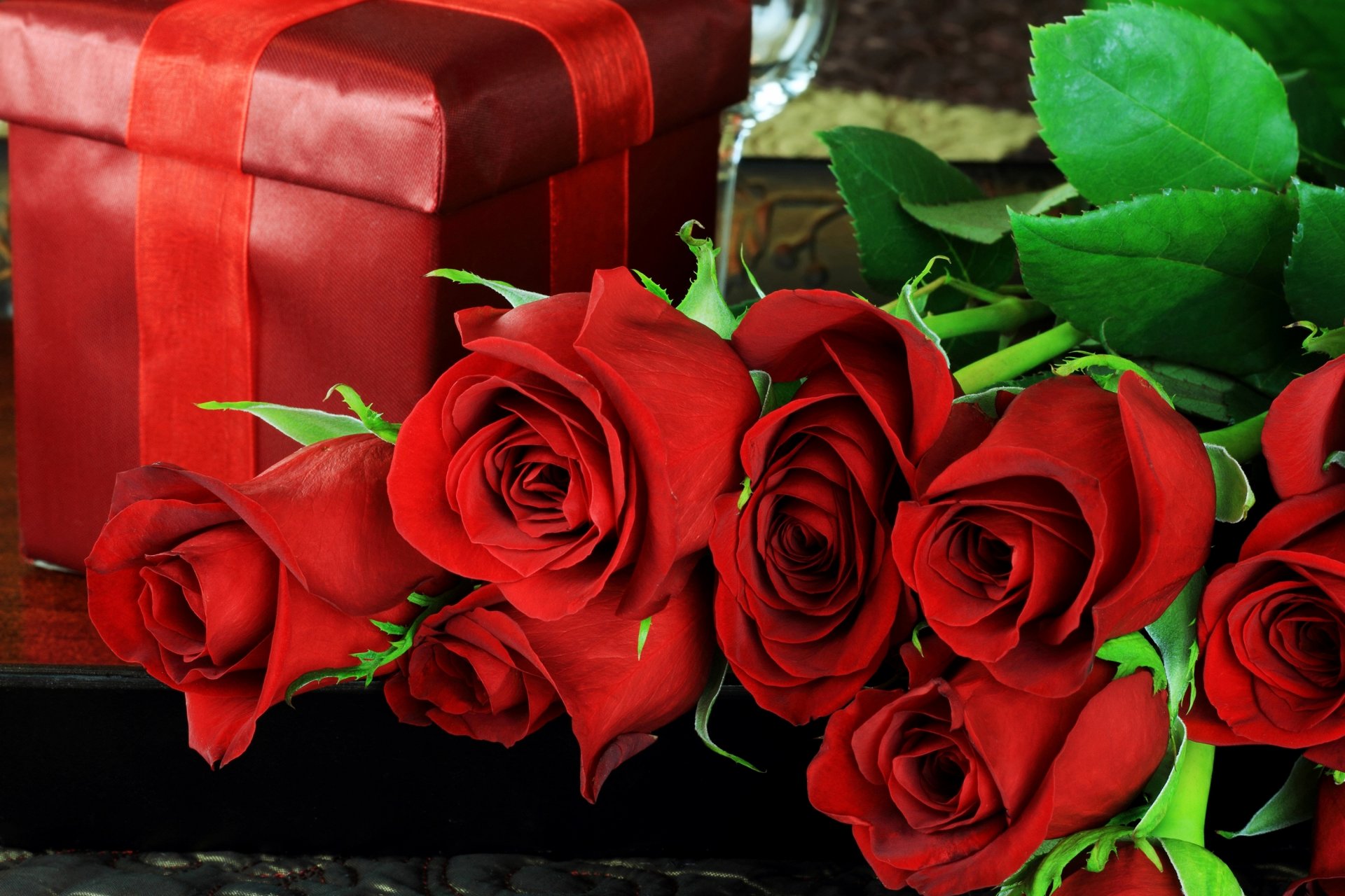 roses red flower leaves petals box present holiday