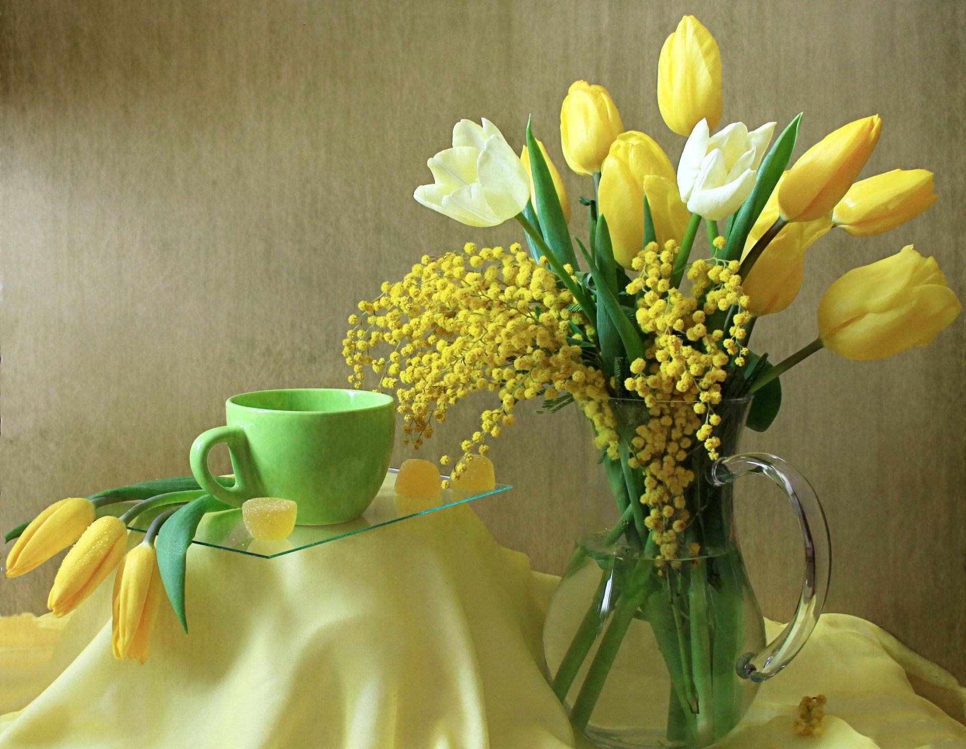 stillleben krug blumen tulpen tasse marmelade mimose