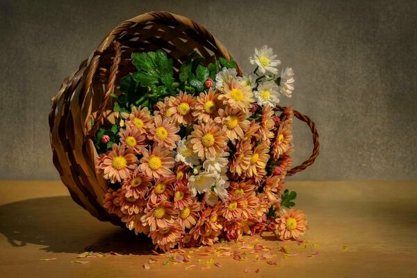 Bouquet di crisantemi in un cesto di vimini
