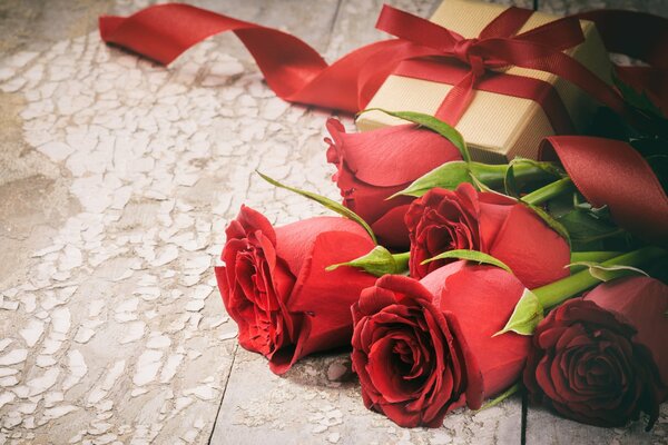 Regalo e mazzo di rose rosse