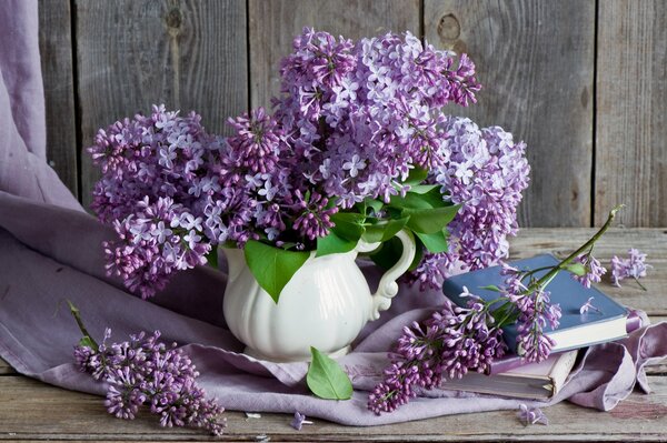 Nature morte avec un bouquet de lilas et un livre